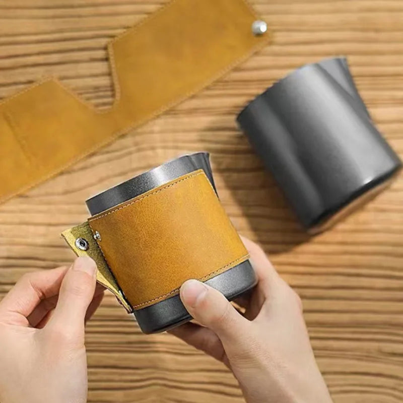 Taza para espumear leche con funda de cuero