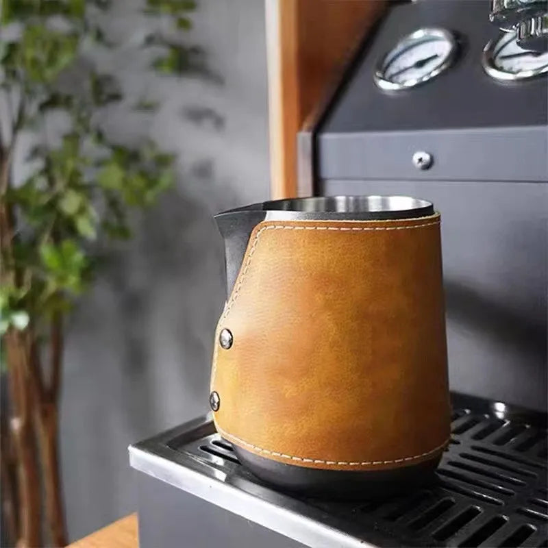 Taza para espumear leche con funda de cuero