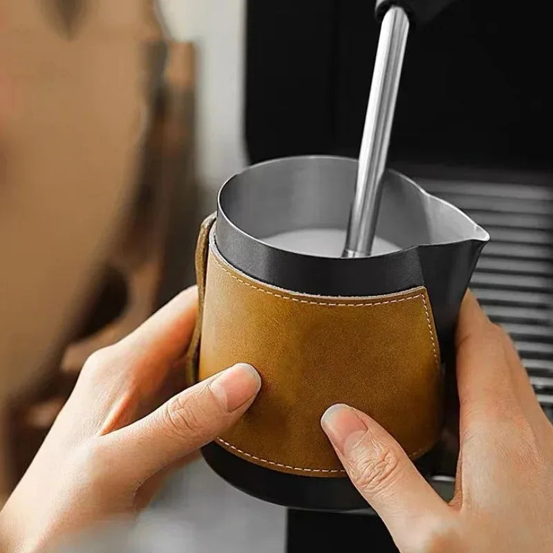 Taza para espumear leche con funda de cuero