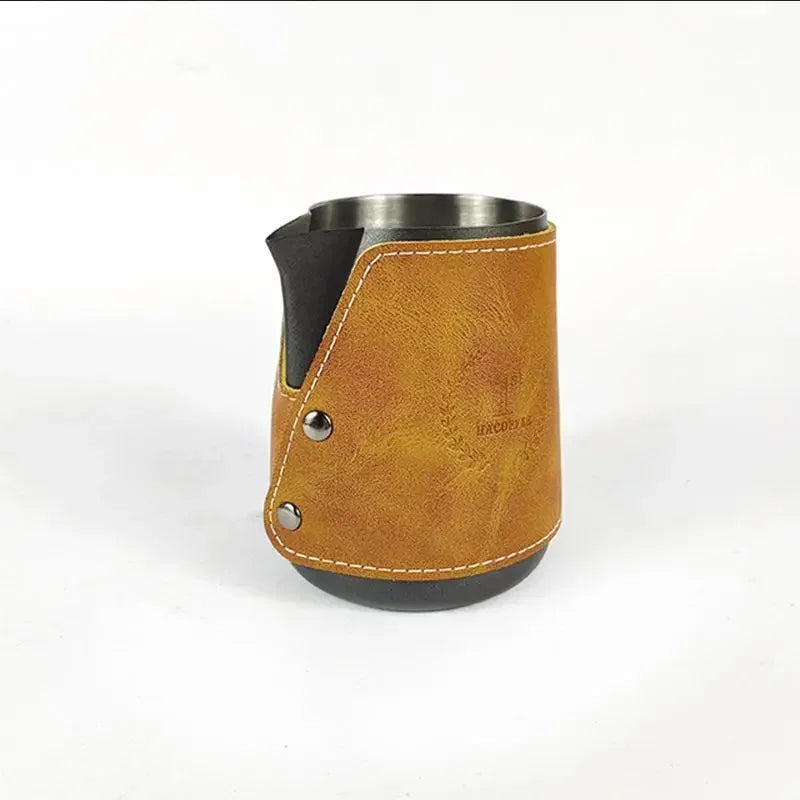 Taza para espumear leche con funda de cuero