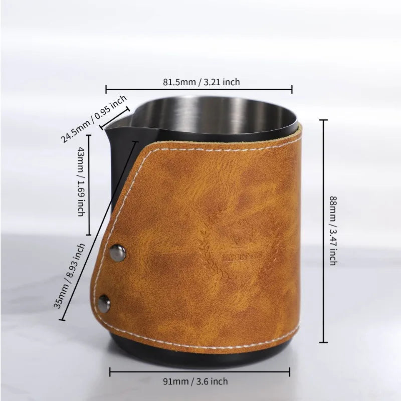 Taza para espumear leche con funda de cuero