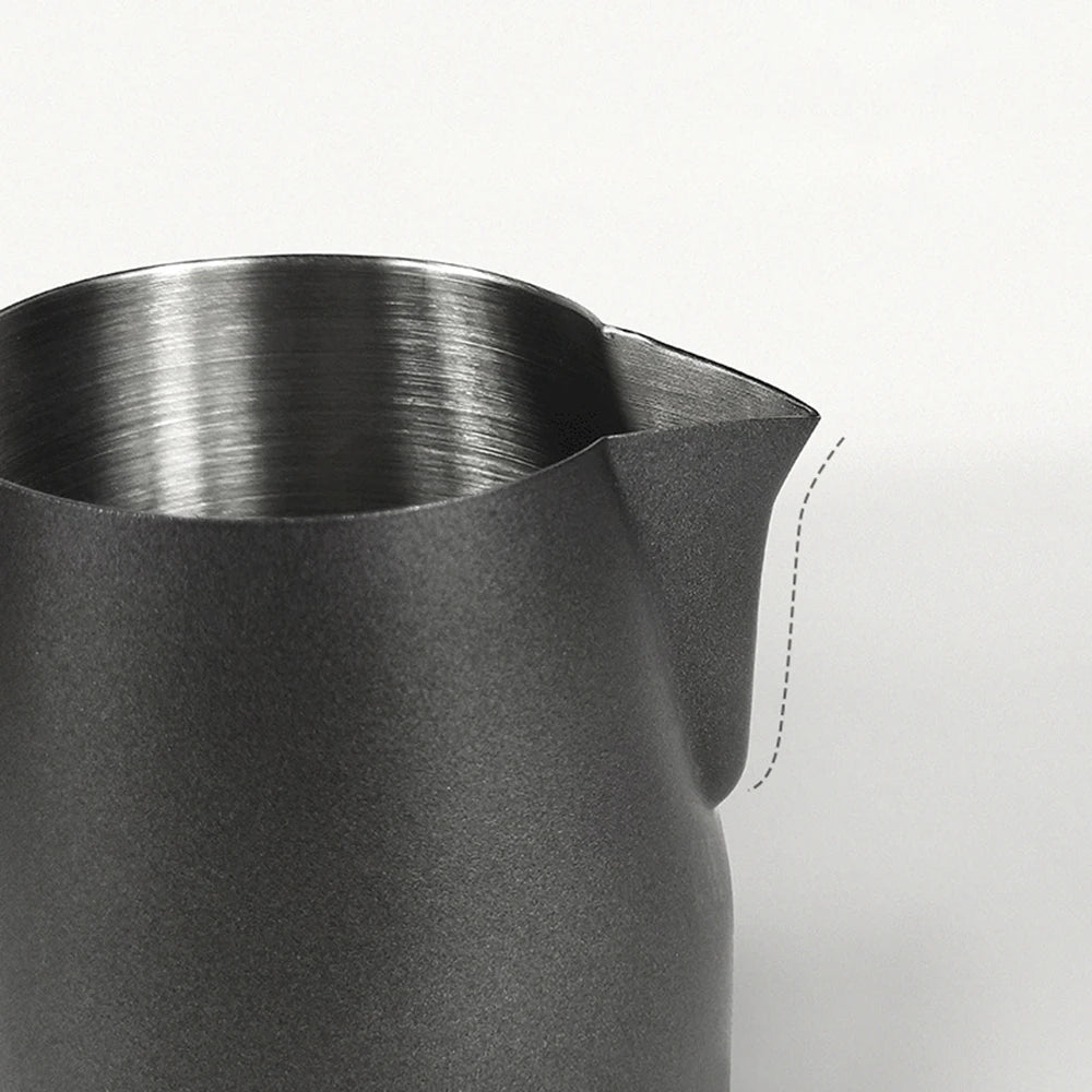 Taza para espumear leche con funda de cuero