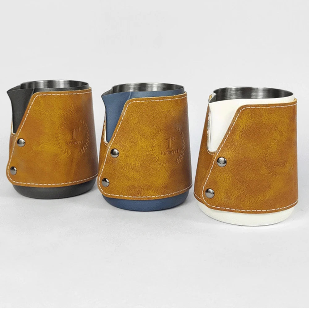 Taza para espumear leche con funda de cuero