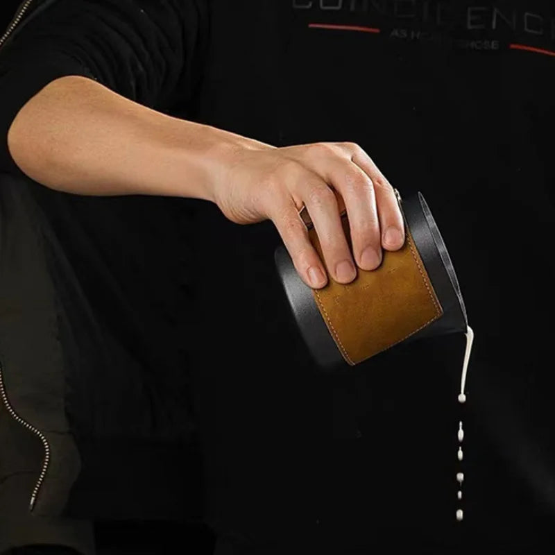 Taza para espumear leche con funda de cuero