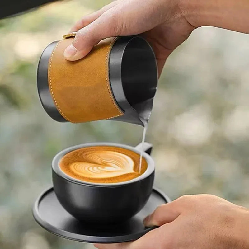 Taza para espumear leche con funda de cuero