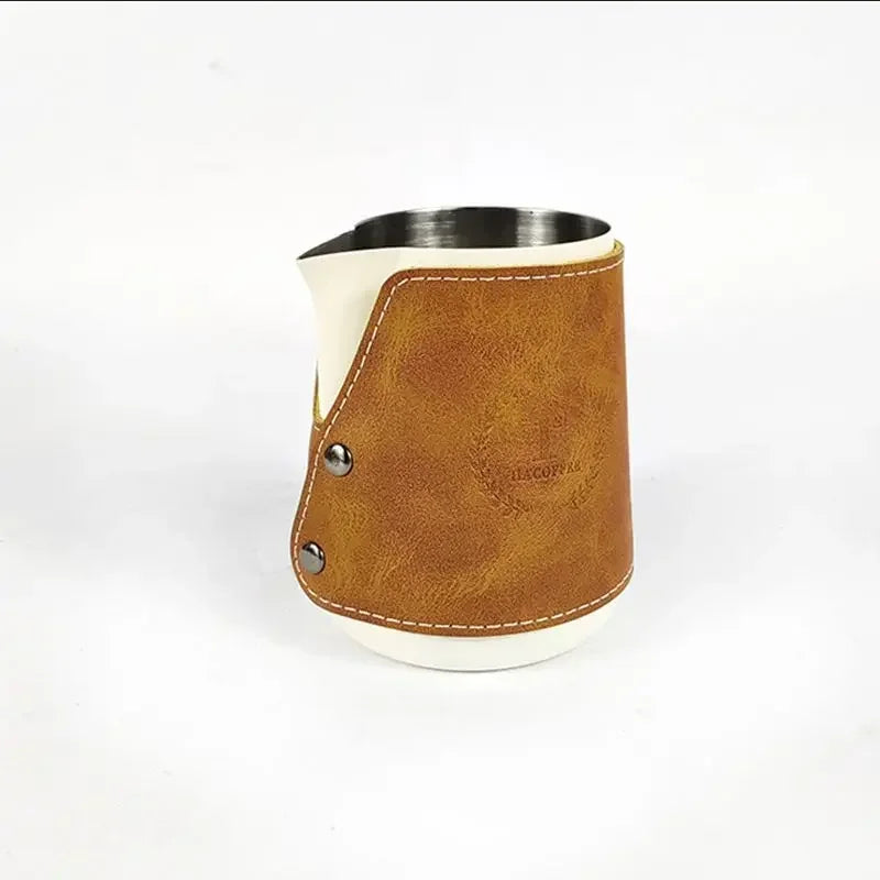 Taza para espumear leche con funda de cuero
