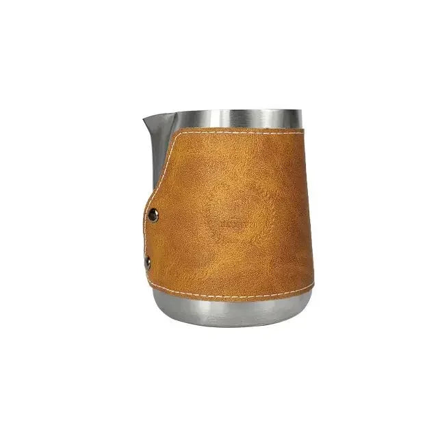 Taza para espumear leche con funda de cuero