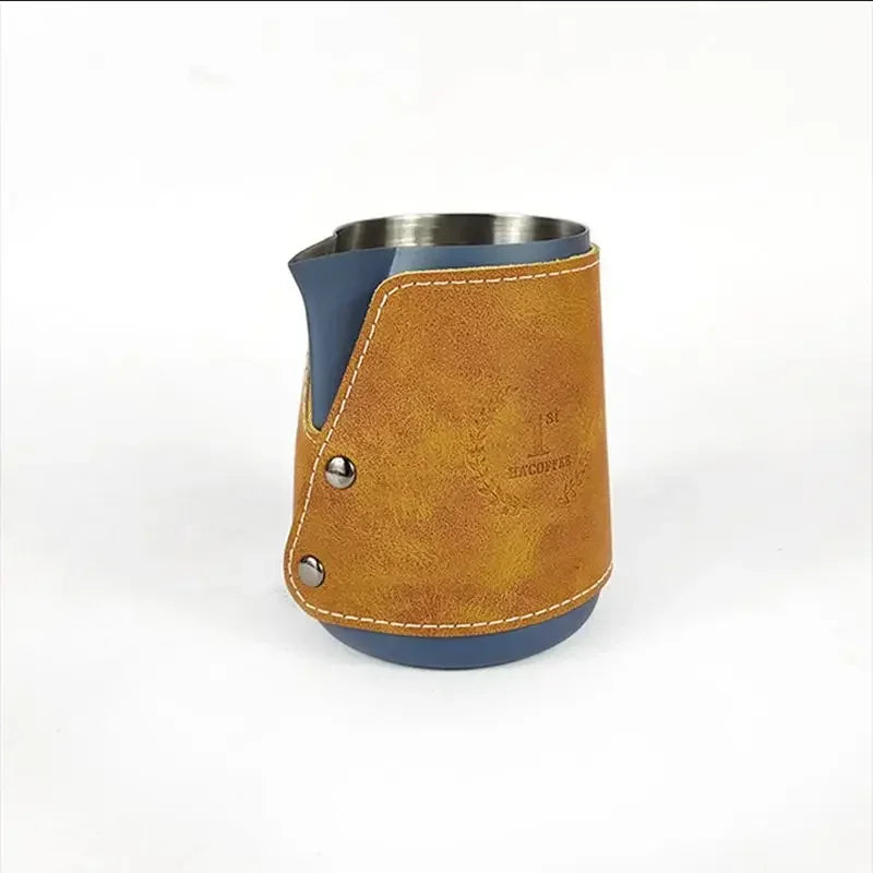 Taza para espumear leche con funda de cuero