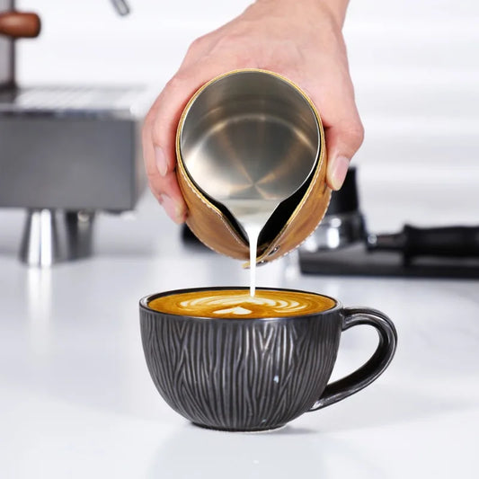 Taza para espumear leche con funda de cuero